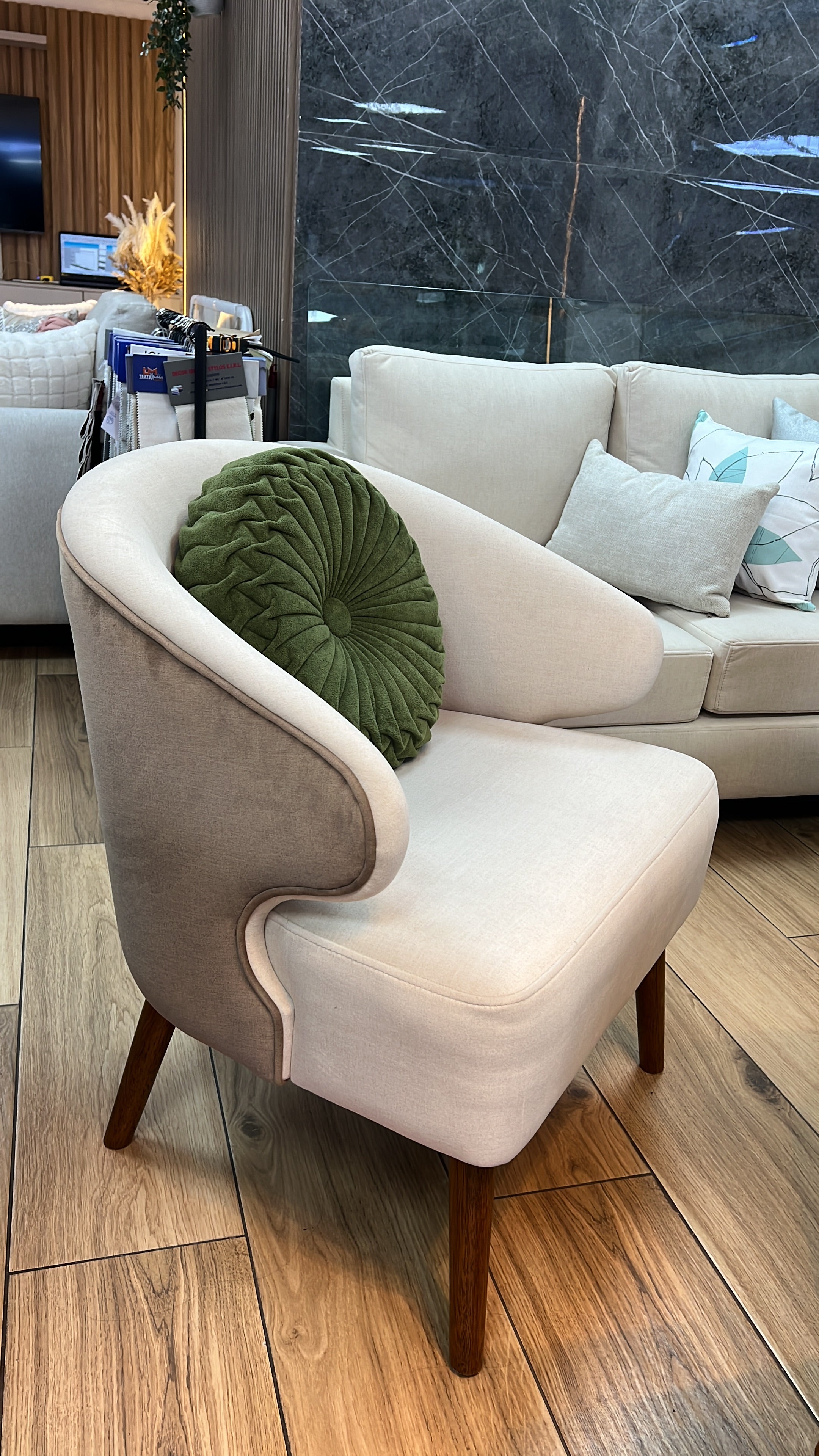 Butaca cómoda en madera y tela terciopelo