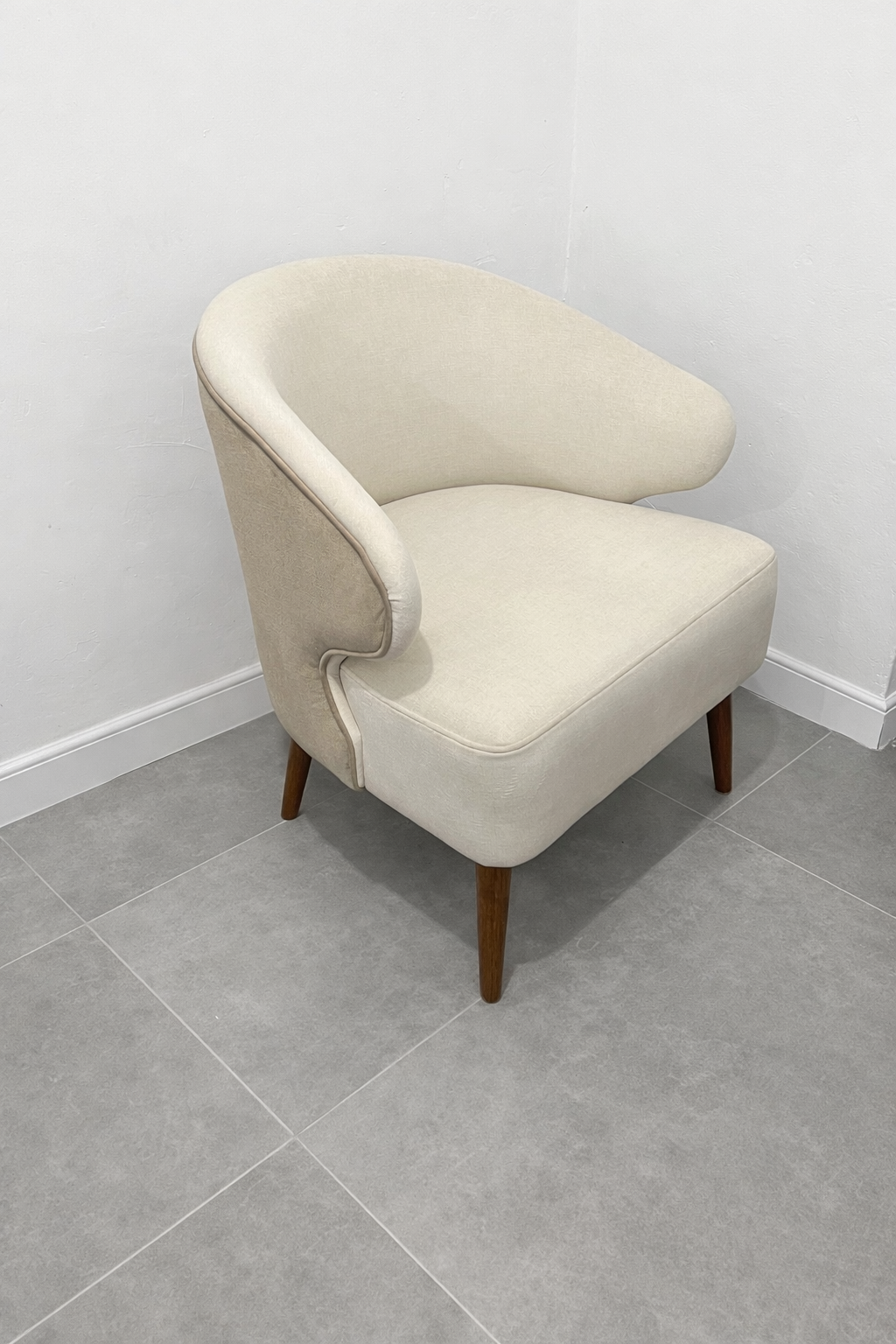 Butaca cómoda en madera y tela terciopelo