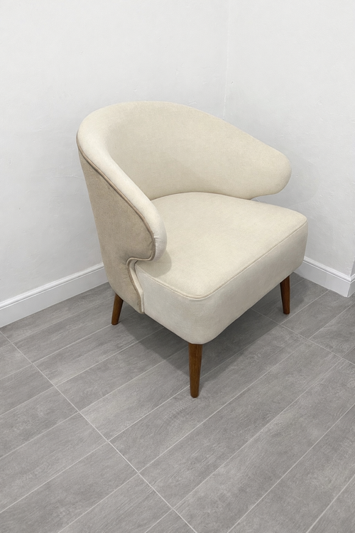 Butaca cómoda en madera y tela terciopelo